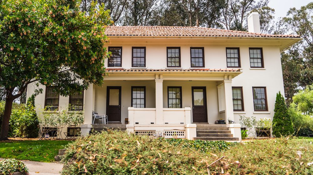 Duplex house that is a good investment for house hacking.